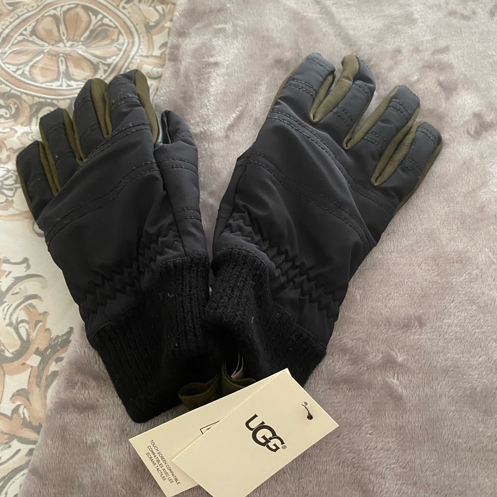 New with tags!! Men’s UGG gloves